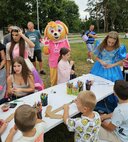 Knižnica v mestskom parku s rozprávkovými hrdinami - Knižní hrdinovia zavítali do Mestského parku (13)