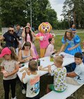 Knižnica v mestskom parku s rozprávkovými hrdinami - Knižní hrdinovia zavítali do Mestského parku (14)