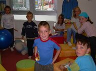 Keď vonku padá dážď, vyzlečiem si pršiplášť a pre milú knižnicu, nakreslím peknú opicu.