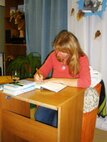 Ako žiačka pri písaní domácej úlohy (tentokrát bola dobrovoľná)