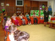 Prvá skupina, aby na všetko videla, si sadla do kruhu.