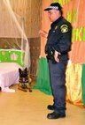 Prekvapenie - príslušník Mestskej polície. Jeho "parťákovi" trčali nad posteľou iba uši.
