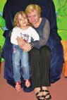 Najmladšia nocľažníčka Monika so starkou - knihovníčkou Božkou