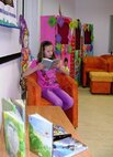 Pomaličky poza stolík, blíži sa špión - trpaslík