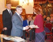 Dcére Ondreja Čiliaka odovzdáva cenu prof. Jozef Leikert (v popredí) a Peter Ťažký
