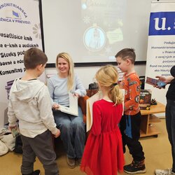 Mirka Ábelová v Hornonitrianskej knižnici (2)